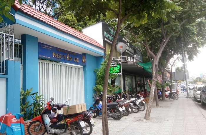 Quán bán trà sữa trước trường Trung học phổ thông Nguyễn Du. (Ảnh: H.L)