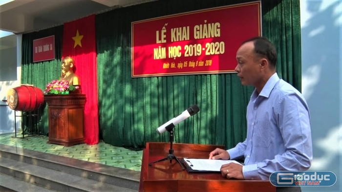 Ông Trịnh Xuân Huân - Chủ tịch Ủy ban nhân dân thị trấn Trường Sa phát biểu tại buổi Lễ khai giảng. (Ảnh: H.T)