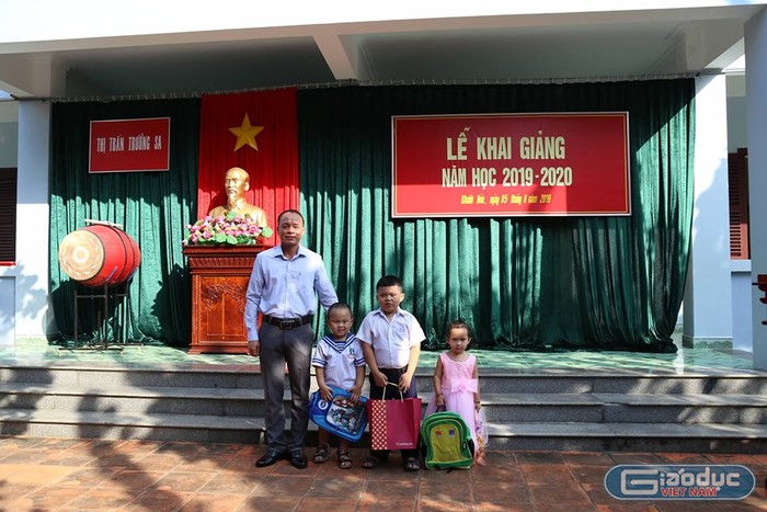Ông Trịnh Xuân Huân - Chủ tịch Ủy ban nhân dân thị trấn Trường Sa trao quà cho các em. (Ảnh: H.T)