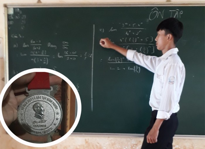 Học sinh Nguyễn Đình Chiến và tấm huy chương Bạc môn Tin học cấp tỉnh năm 2018. (Ảnh: X.M)