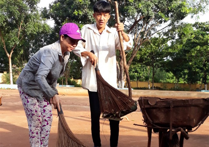 Học sinh Nguyễn Đình Chiến phụ mẹ trong một buổi chiều sau giờ tan trường. (Ảnh: X.M)