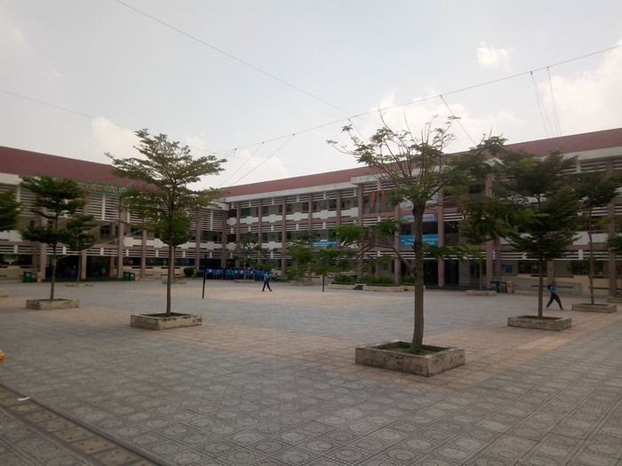 Bên trong sân trường Trung hoc cơ sở Nguyễn Chí Thanh. (Ảnh: H.L)