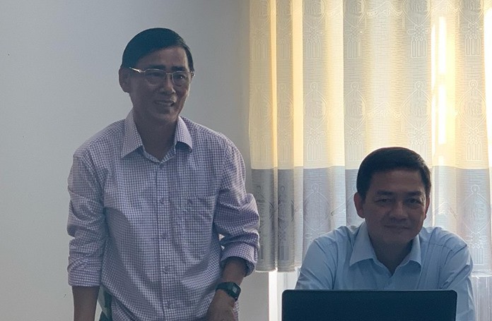 Ông Ninh Thành Viên - Phó Giám đốc Sở Giáo dục và Đào tạo tỉnh Kiên Giang (đứng) kết luận về vụ việc tại trường Lê Quý Đôn. (Ảnh: T. H)