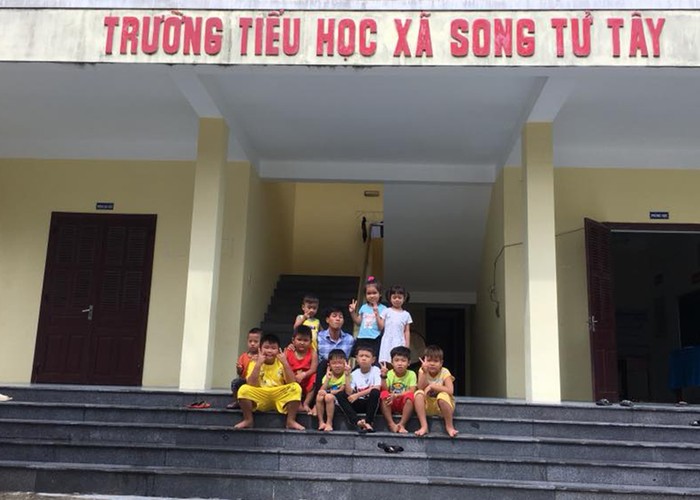 Thầy Nguyễn Hữu Phú (áo ca rô xanh) và các em học sinh trường Tiểu học xã đảo Song Tử Tây. (Ảnh: H.P)