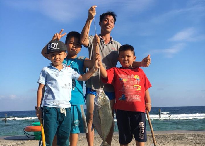 Thầy Nguyễn Hữu Phú và các em học sinh trong một lần câu cá. (Ảnh: H.P)