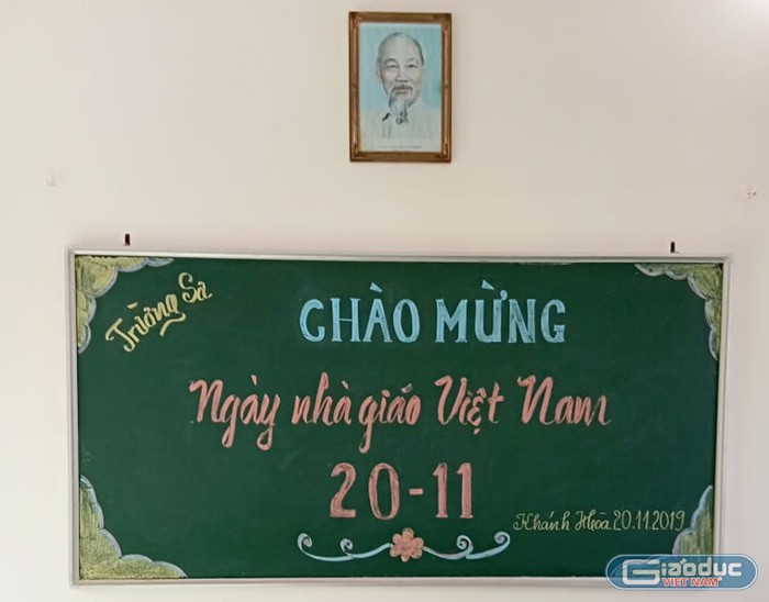 Buổi lễ tri ân ngày Nhà giáo Việt Nam đơn sơ ở thị trấn Trường Sa. (Ảnh: H.T)