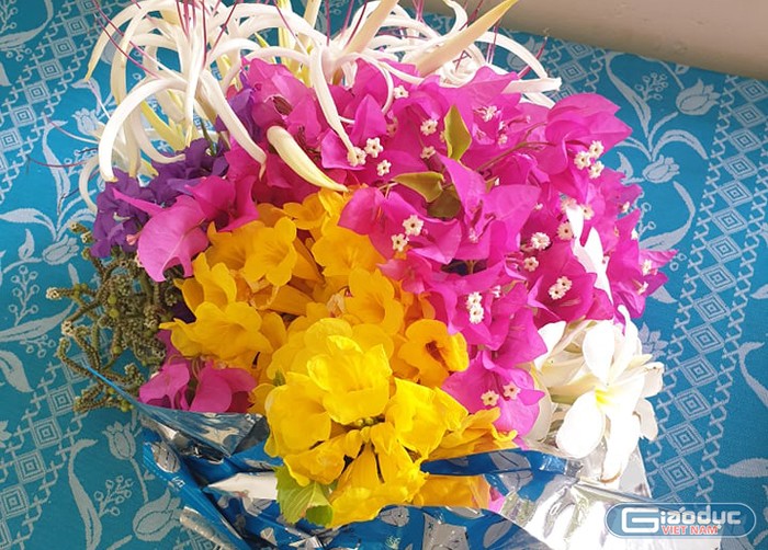 Bó hoa tươi thắm của chiến sĩ trên đảo Trường Sa dành cho thầy giáo. (Ảnh: H.T)