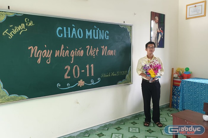 Thầy Bành Hữu Tình - giáo viên trường Tiểu học thị trấn Trường Sa trong ngày lễ tri ân Nhà giáo Việt Nam. (Ảnh: H.T)