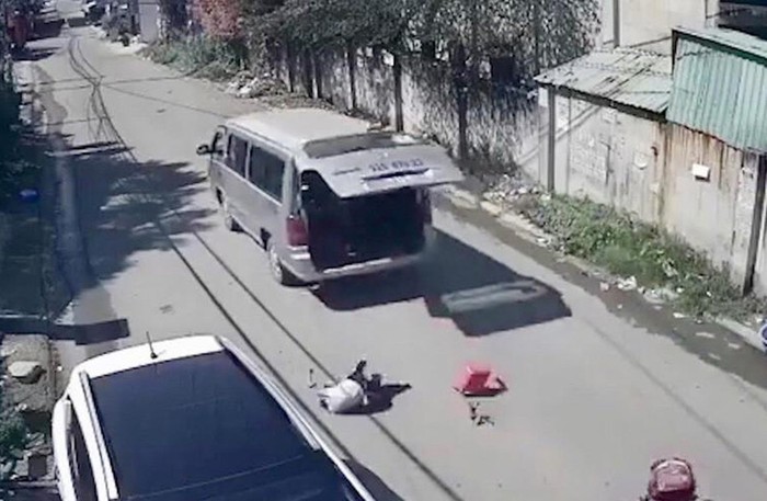 Hiện trường vụ học sinh bị rớt ra khỏi xe ở Thành phố Biên Hòa. (Ảnh cắt từ clip)