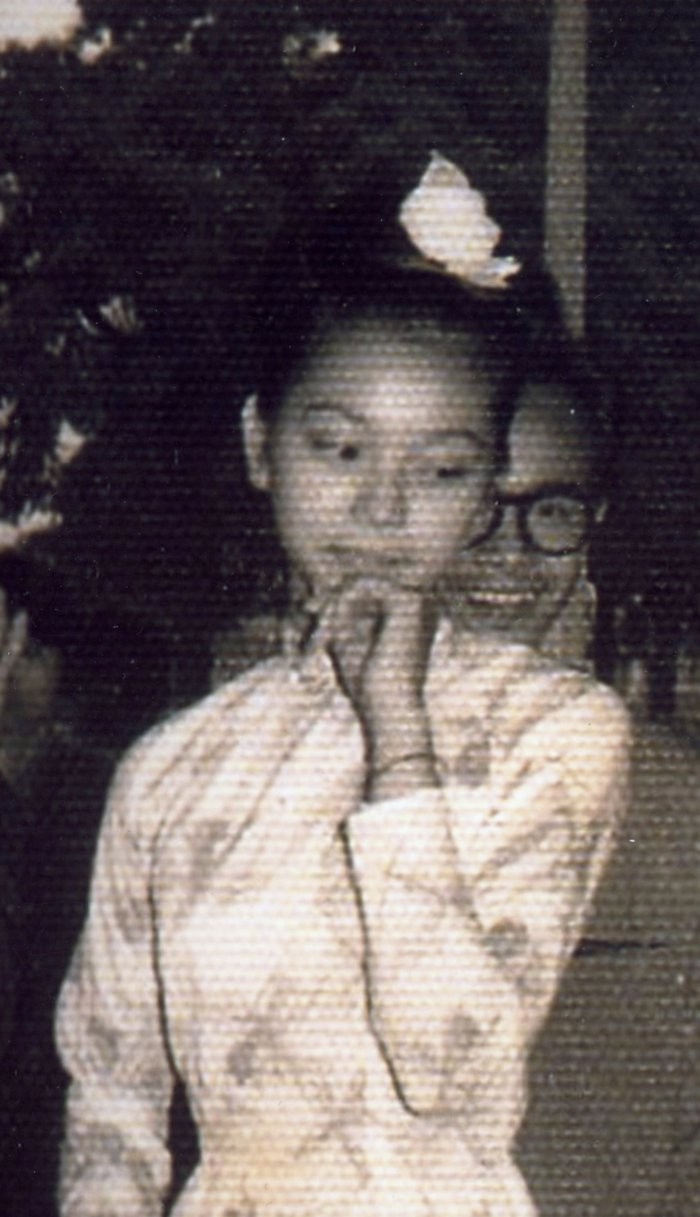 Dao Ánh năm 16 tuổi, phía sau là Trịnh Công Sơn
