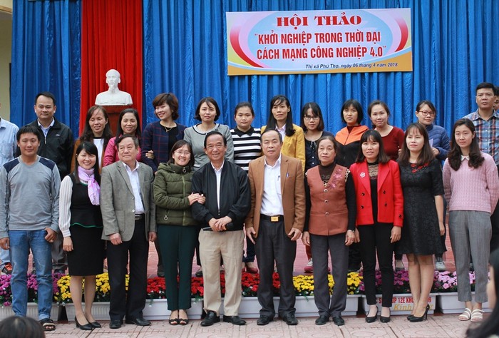 Giáo sư Nguyễn Lân Dũng chụp ảnh kỷ niệm với giáo viên Trường Trung học Phổ thông Hùng Vương. (Ảnh: Đỗ Thơm)