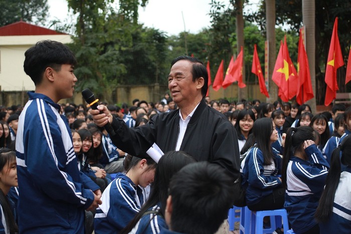 Giáo sư Nguyễn Lân Dũng giao lưu với các em học sinh Trường Trung học Phổ thông Hùng Vương. (Ảnh: Đỗ Thơm)