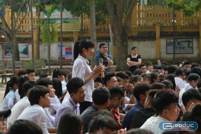 Học sinh hào hứng đặt câu hỏi với Giáo sư Nguyễn Lân Dũng. (Ảnh: Đỗ Thơm)
