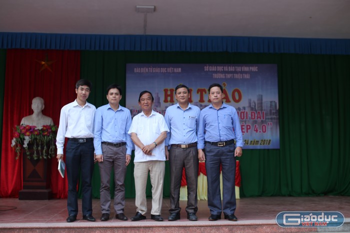 Giáo sư Nguyễn Lân Dũng và Ban giám hiệu Trường Trung học Phổ thông Triệu Thái.