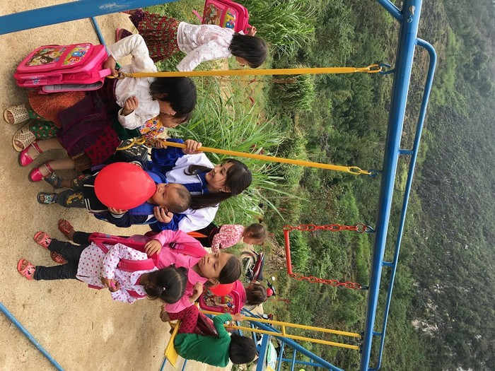 Chị Nguyễn Phương Ngọc trong một chuyến đi thiện nguyện lên với trẻ em vùng cao. Ảnh: NVCC