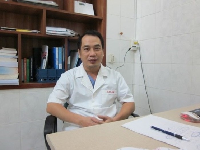 Bác sĩ Nguyễn Trung Cấp khuyến cáo người dân cần cẩn trọng khi sử dụng bất cứ loại thuốc nào. Ảnh: Đỗ Thơm