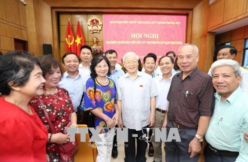 Tổng Bí thư Nguyễn Phú Trọng tiếp xúc cử tri quận Ba Đình, Hoàn Kiếm. Ảnh: Trí Dũng/TTXVN