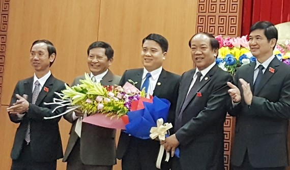 Ông Trần Văn Tân (thứ 3 từ trái sang) được bầu làm Phó Chủ tịch UBND tỉnh Quảng Nam. Ảnh: Sài Gòn Giải phóng.