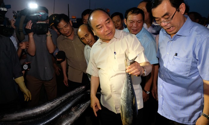Thủ tướng đã mua hơn 10 kg cá và cho biết sẽ cùng cả đoàn công tác dùng vào bữa tối cùng ngày. (Ảnh: VGP)