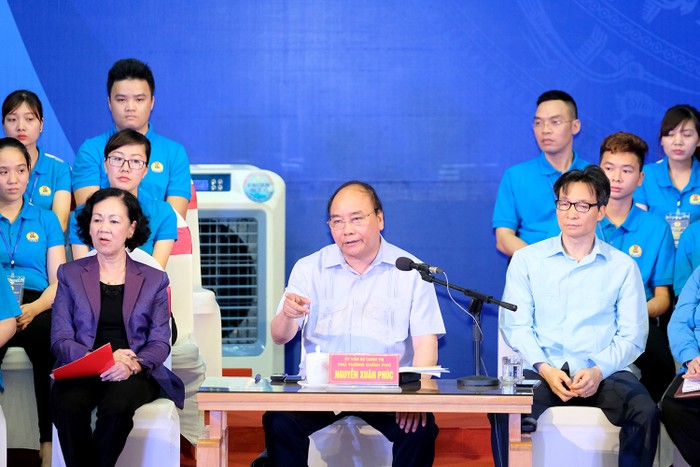 Thủ tướng Nguyễn Xuân Phúc đối thoại với công nhân. (Ảnh: VGP)