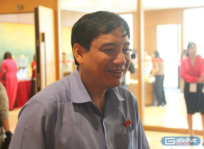 Đại biểu Nguyễn Đắc Vinh trao đổi với phóng viên bên hành lang.