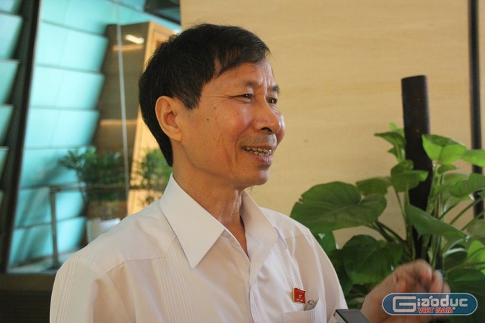 Đại biểu Bùi Văn Phương trao đổi với phóng viên báo Điện tử Giáo dục Việt Nam. ảnh: ĐT.
