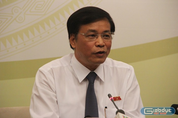 Tổng Thư ký Nguyễn Hạnh Phúc trao đổi về nội dung chất vấn tại kỳ họp.