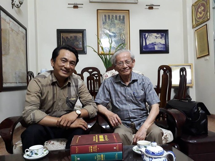 Giáo sư Phan Huy Lê và Thạc sĩ Trần Trung Hiếu. (Ảnh: Thầy Trần Trung Hiếu cung cấp)