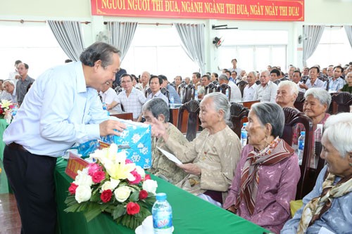 Phó Thủ tướng Trương Hòa Bình tặng quà cho các bà mẹ Việt Nam anh hùng. (Ảnh: VGP)