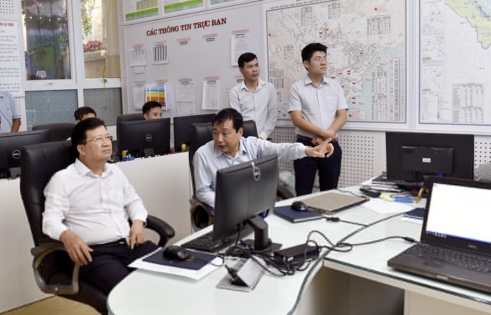 Phó Thủ tướng Trịnh Định Dũng nghe báo cáo về tình hình mưa bão. (Ảnh: VGP)