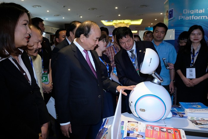 Thủ tướng thăm quan triển lãm trưng bày công nghệ. (Ảnh: VGP)