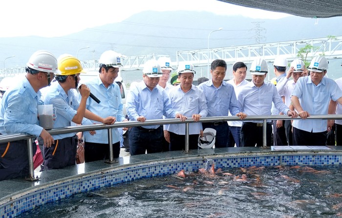 Thủ tướng kiểm tra chất lượng nước thải tại khu công nghiệp Formosa. (Ảnh: VGP)