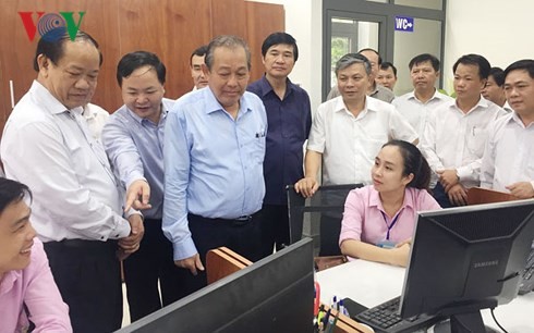 Phó Thủ tướng Trương Hòa Bình thị sát thực tế công tác cải cách hành chính tại tỉnh Quảng Nam. (Ảnh: VOV)
