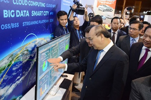 Thủ tướng Nguyễn Xuân Phúc tham quan Triển lãm quốc tế về Phát triển công nghiệp thông minh. (Ảnh: Chinhphu.vn)