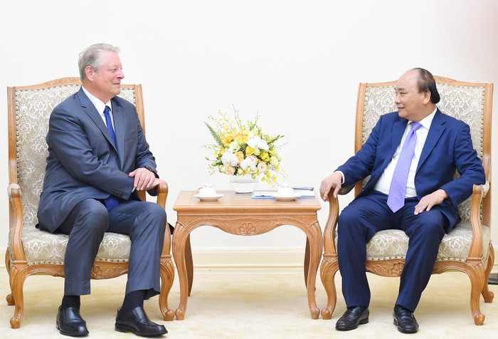 Thủ tướng Chính phủ Nguyễn Xuân Phúc tiếp cựu Phó Tổng thống Hoa Kỳ Al Gore. (Ảnh: VGP)