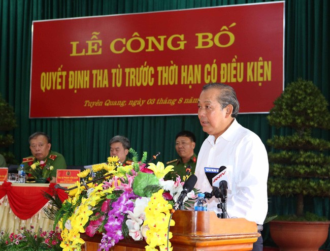 Phó Thủ tướng Thường trực Trương Hòa Bình kiểm tra công tác tha tù trước thời hạn. (Ảnh: VGP)