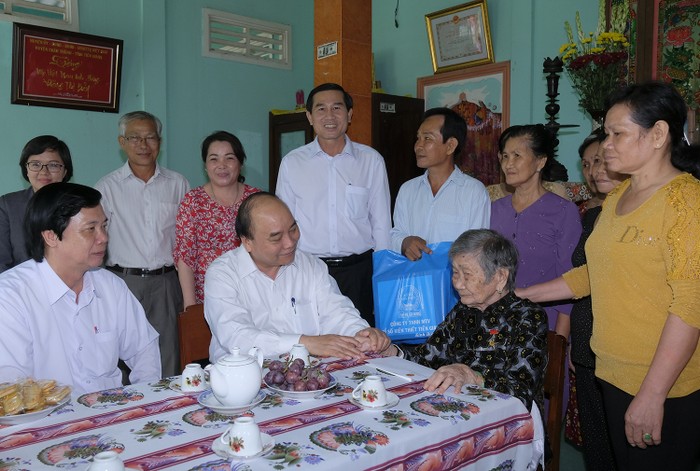 Thủ tướng đến thăm tặng quà gia đình mẹ Việt Nam anh hùng. (Ảnh: VGP)