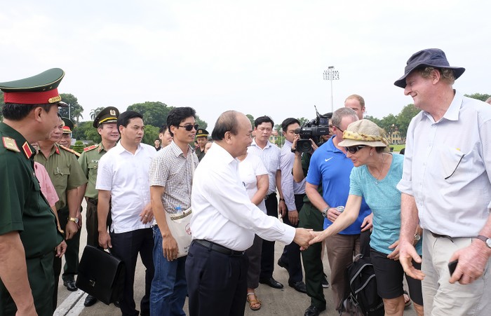 Thủ tướng bắt tay du khách thăm quan Lăng. (Ảnh: VGP)