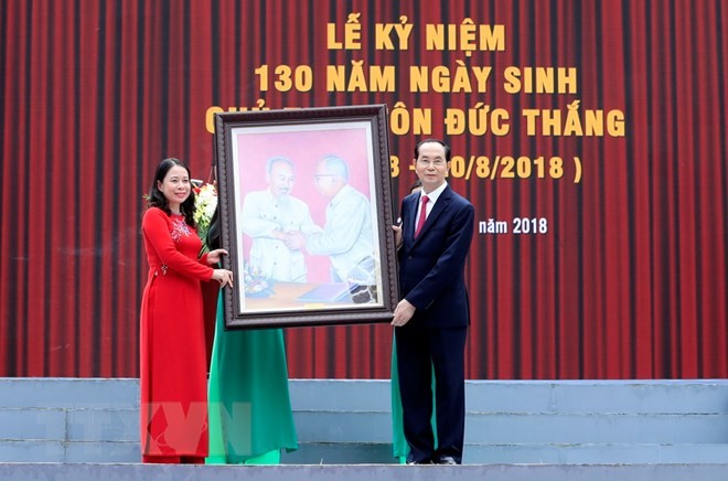 Chủ tịch nước Trần Đại Quang tặng bức tranh Bác Hồ với Bác Tôn cho Đảng bộ, chính quyền và nhân dân các dân tộc tỉnh An Giang. (Ảnh: Nhan Sáng/TTXVN)