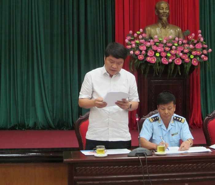 Ông Hoàng Hữu Trung, Chánh Văn phòng Sở Giáo dục và Đào tạo báo cáo tại buổi giao ban. (Ảnh: Đỗ Thơm)