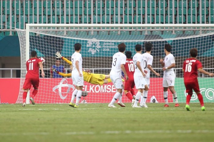 Pha sút phạt được xem là &quot;siêu phẩm&quot; của Minh Vương, đem lại bàn thắng cho đội tuyển Việt Nam trong trận bán kết với đội tuyển Hàn Quốc chiều 29/8.