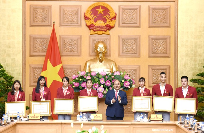 Thủ tướng trao Huân chương Lao động hạng Ba cho các vận động viên xuất sắc. (Ảnh: VGP)