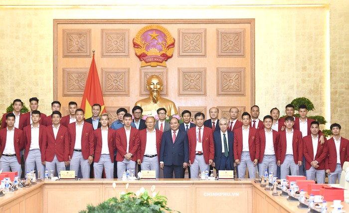 Thủ tướng và đội bóng Olympic Việt Nam. (Ảnh: VGP)