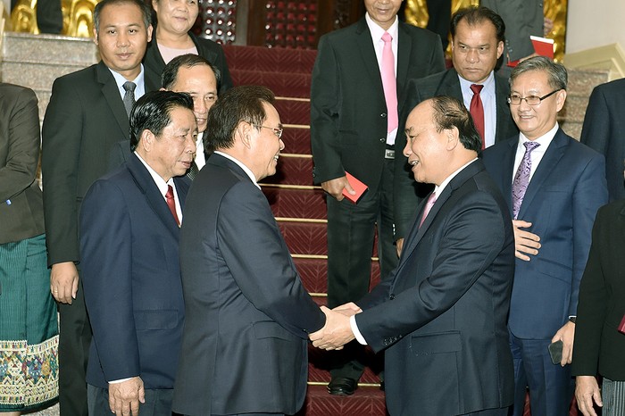 Thủ tướng Nguyễn Xuân Phúc tiếp Chủ tịch Ủy ban Trung ương Mặt trận Lào xây dựng đất nước Saysomphone Phomvihane. (Ảnh: VGP)