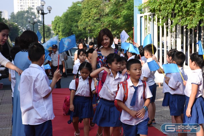 Các em học sinh được chào đón ngay từ cổng trường. Ảnh: Đỗ Thơm