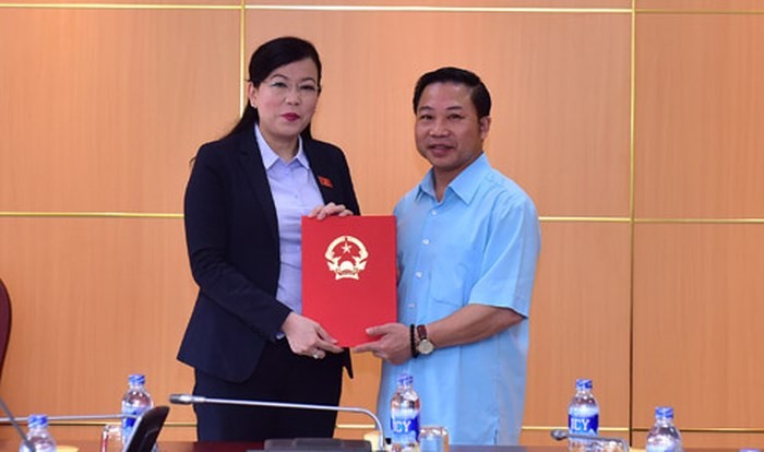 Trưởng ban Dân nguyện - bà Nguyễn Thanh Hải trao quyết định bổ nhiệm cho ông Lưu Bình Nhưỡng. (Ảnh: Quochoi.vn)