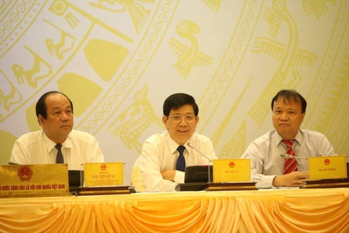 Ông Nguyễn Văn Sơn (giữa ảnh) trả lời tại họp báo. Ảnh: C.L
