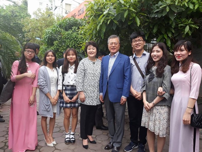 Trần Tùng Ngọc (đeo kính) và các bạn được vinh dự chụp ảnh kỷ niệm cùng Tổng thống Hàn Quốc Moon Jae-in và phu nhân trong dịp ngài Tổng thống có chuyến thăm tới Việt Nam vừa qua. Ảnh: NVCC