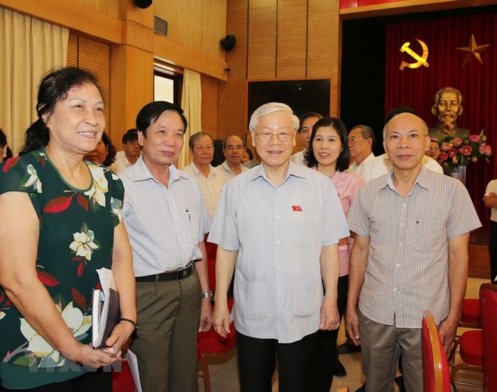 Tổng Bí thư Nguyễn Phú Trọng, Bí thư Quân ủy Trung ương với các đại biểu cử tri dự hội nghị. (Ảnh: Trí Dũng/TTXVN)