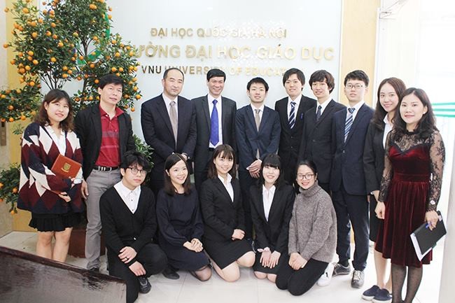 Hà Thị Thanh Thủy (đeo kính hàng đầu) cùng các sinh viên Nhật Bản. Ảnh: NVCC